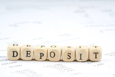 Ahşap mektup küp mali kavramı ile