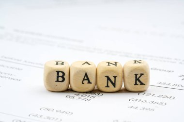 Ahşap mektup küp mali kavramı ile