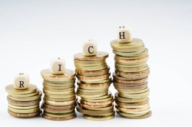 Paralar beyaz arkaplanla istifleniyor