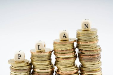 Paralar beyaz arkaplanla istifleniyor