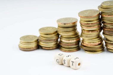 Paralar beyaz arkaplanla istifleniyor.