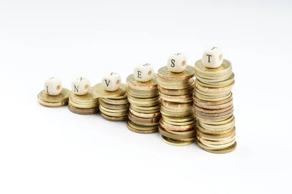 Monedas apiladas con fondo blanco —  Fotos de Stock