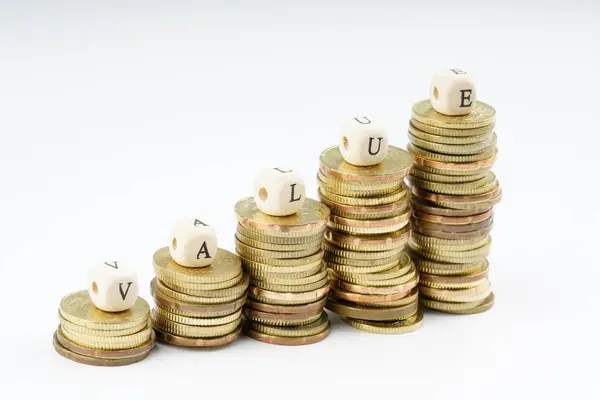 Monedas apiladas con fondo blanco —  Fotos de Stock