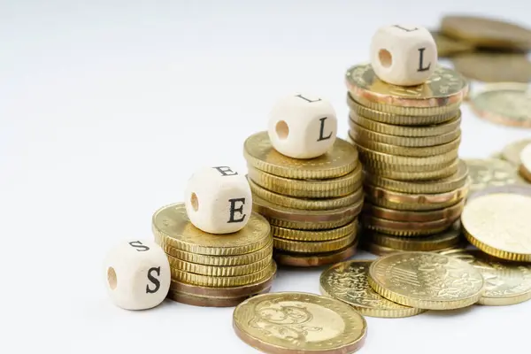 Monedas apiladas con fondo blanco. —  Fotos de Stock