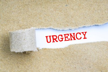 Yırtık kahverengi kağıt arkasında kavramsal metin  