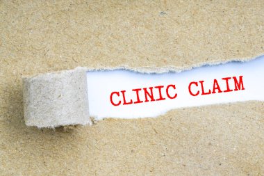 Yırtık kahverengi kağıt arkasında kavramsal metin  