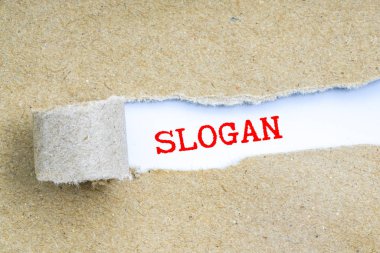 Yırtık kahverengi kağıt arkasında kavramsal metin  