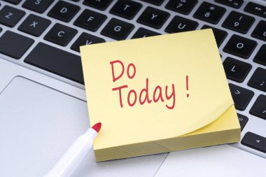 Yapışkan notu klavyede yapıştırılan kavramsal kırmızı metinle