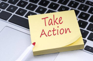 Yapışkan notu klavyede yapıştırılan kavramsal kırmızı metinle