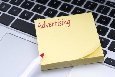 Yapışkan notu klavyede yapıştırılan kavramsal kırmızı metinle