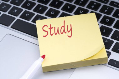 Yapışkan notu klavyede yapıştırılan kavramsal kırmızı metinle