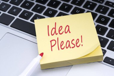 Yapışkan notu klavyede yapıştırılan kavramsal kırmızı metinle