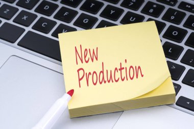 Yapışkan notu klavyede yapıştırılan kavramsal kırmızı metinle