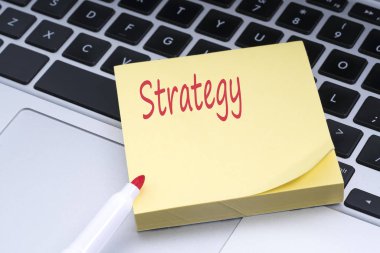 Yapışkan notu klavyede yapıştırılan kavramsal kırmızı metinle