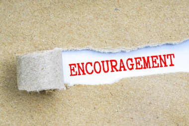 Yırtık kahverengi kağıt arkasında kavramsal metin  