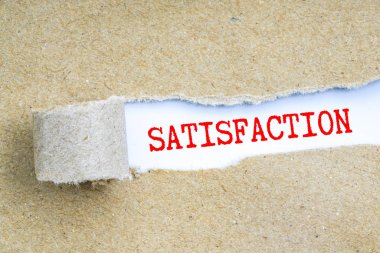 Yırtık kahverengi kağıt arkasında kavramsal metin  