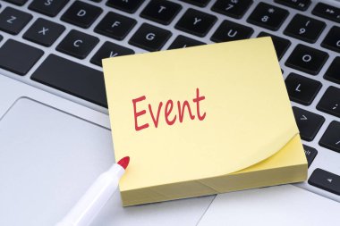 Yapışkan notu klavyede yapıştırılan kavramsal kırmızı metinle