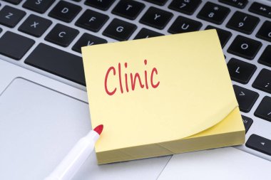 Yapışkan notu klavyede yapıştırılan kavramsal kırmızı metinle