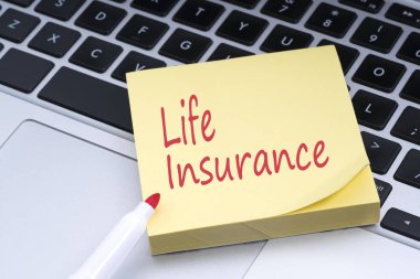 Yapışkan notu klavyede yapıştırılan kavramsal kırmızı metinle