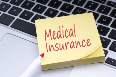 Yapışkan notu klavyede yapıştırılan kavramsal kırmızı metinle