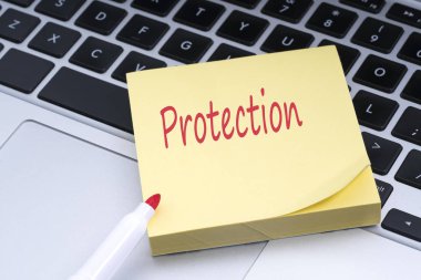 Yapışkan notu klavyede yapıştırılan kavramsal kırmızı metinle