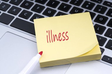 Yapışkan notu klavyede yapıştırılan kavramsal kırmızı metinle