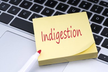 Yapışkan notu klavyede yapıştırılan kavramsal kırmızı metinle