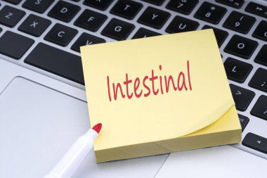 Yapışkan notu klavyede yapıştırılan kavramsal kırmızı metinle