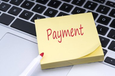 Yapışkan notu klavyede yapıştırılan kavramsal kırmızı metinle