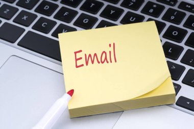 Yapışkan notu klavyede yapıştırılan kavramsal kırmızı metinle