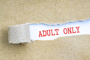 Kavramsal kırmızı metin ile kahverengi yırtık kağıt.