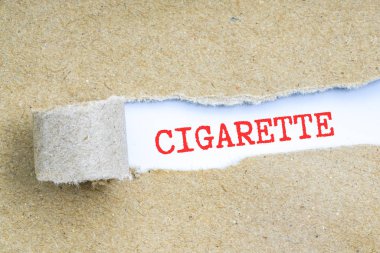 Kavramsal kırmızı metin ile kahverengi yırtık kağıt.