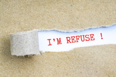 Kavramsal kırmızı metin ile kahverengi yırtık kağıt.