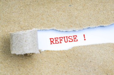 Kavramsal kırmızı metin ile kahverengi yırtık kağıt.