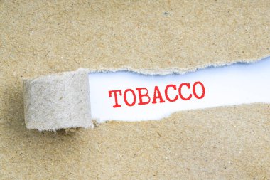 Kavramsal kırmızı metin ile kahverengi yırtık kağıt.