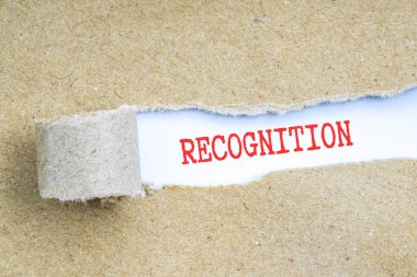 Kavramsal kırmızı metin ile kahverengi yırtık kağıt.