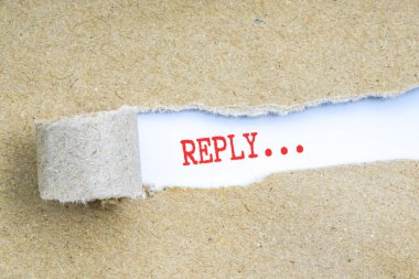 Kavramsal kırmızı metin ile kahverengi yırtık kağıt.