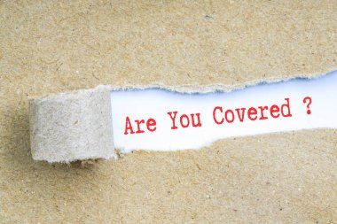 Kavramsal kırmızı metin ile kahverengi yırtık kağıt.