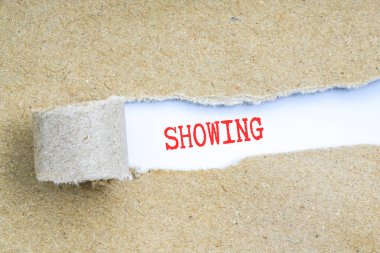 Kavramsal kırmızı metin ile kahverengi yırtık kağıt.