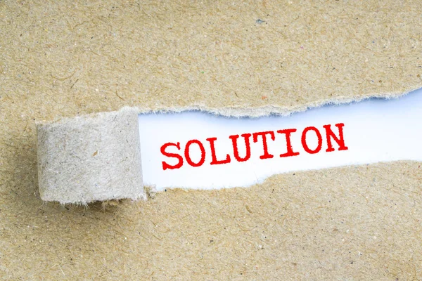 Yırtık kahverengi kağıt arkasında kavramsal metin  