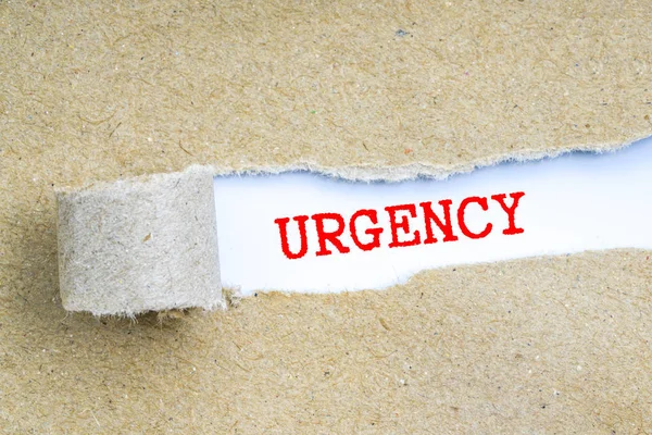 Yırtık kahverengi kağıt arkasında kavramsal metin  