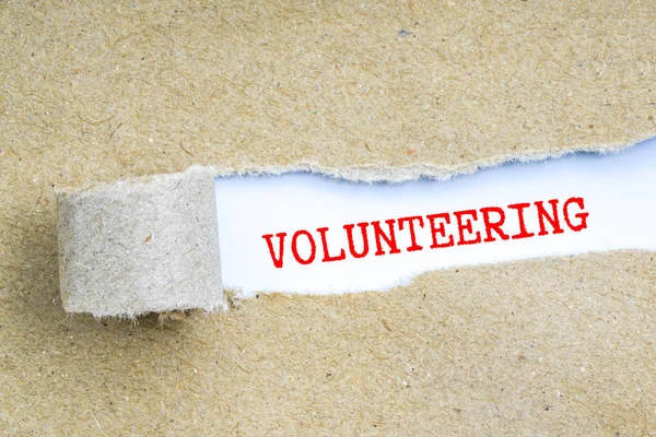 Yırtık kahverengi kağıt arkasında kavramsal metin  