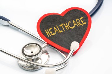 Kalp şeklindeki metin ile stesthoscope.