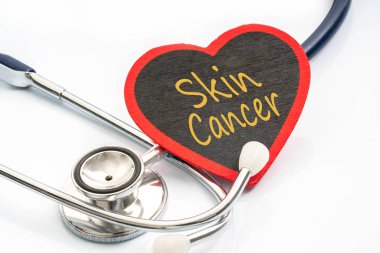 Kalp şeklindeki metin ile stesthoscope.