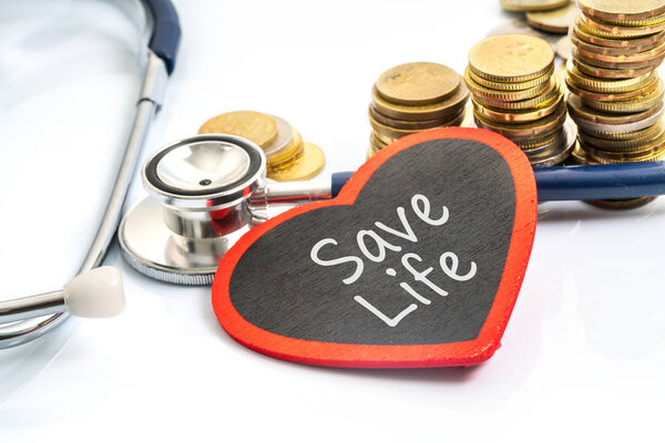 стетоскоп и красная любовь с медицинским концептуальным текстом
.