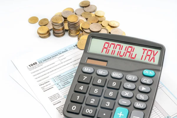 Hesap makinesi ile metin üstünde perde. Vergi kavramı.