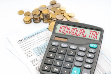 Hesap makinesi ile metin üstünde perde. Vergi kavramı.