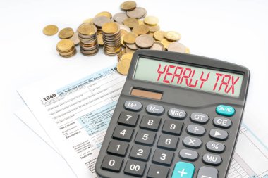 Hesap makinesi ile metin üstünde perde. Vergi kavramı.