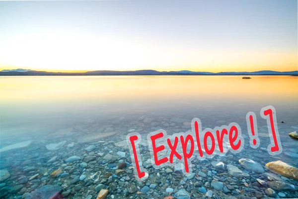 日の出背景を持つ石湖 — ストック写真