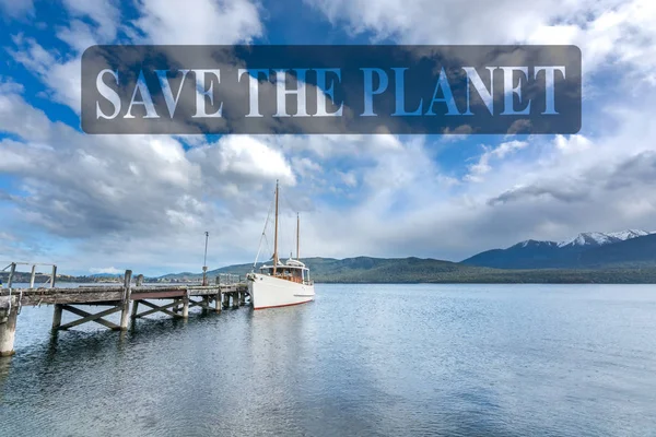 Hajó Fából Készült Móló Park Hegyi Háttér Anau Zéland — Stock Fotó